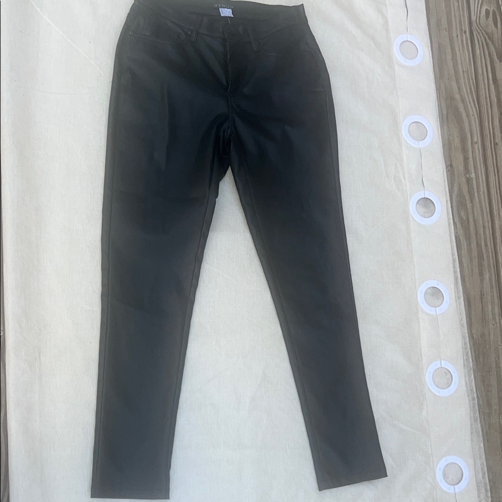 VENUS Black Cropped Faux Leather Pants - Picture 3 of 8